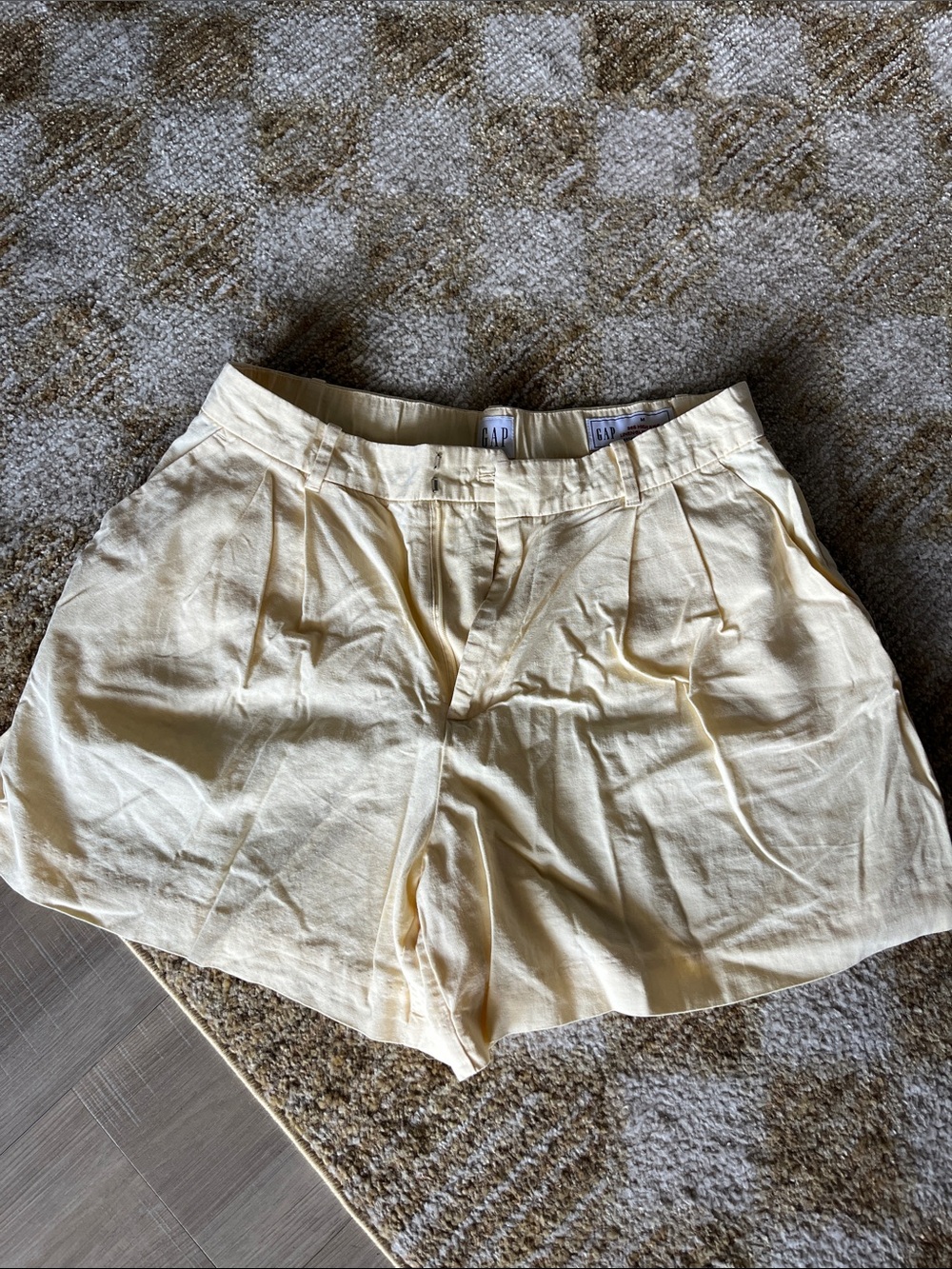 EUC GAP 365 High Rise Pleated Linen-Blend Shorts 4” M Soft Yellow